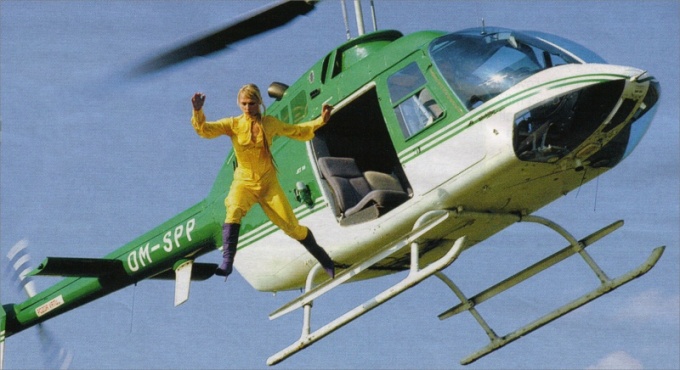Kaskadérka skáče z vrtuľníka Bell 206 OM-SPP