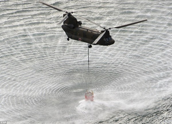 Japonsko: Vrtuľníky Chinook CH-47 hasia jadrový reaktor