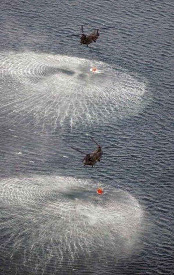 Japonsko: Vrtuľníky Chinook CH-47 hasia jadrový reaktor