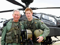 Princ Harry získal oprávnenie na pilotovanie vrtuľníka Apache