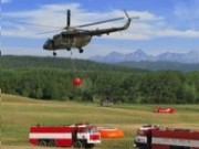Armádny vrtuľník Mi-17 pri hasení požiaru bambi vakom