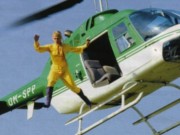 Kaskadérka skáče z vrtuľníka Bell 206 OM-SPP